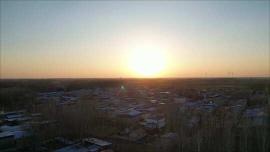 夕阳下的乡村小镇俯瞰全景