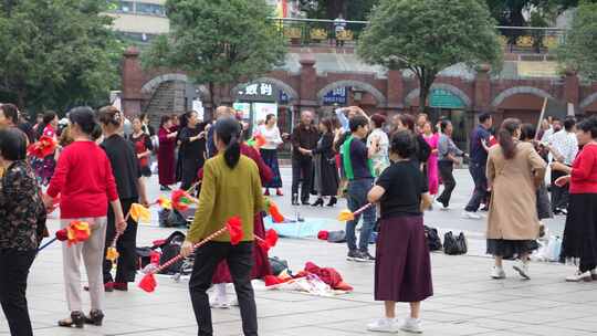 重庆南坪商圈广场上宏堔广场跳舞的人们