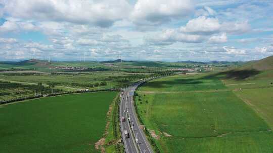 航拍草原天路 草原公路 公路上行驶的汽车