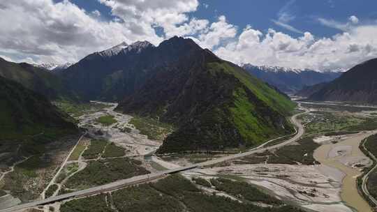 高山间蜿蜒道路的壮丽自然风光