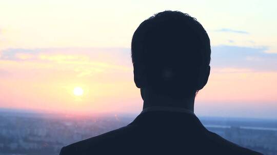 商务人士办公楼背影远望