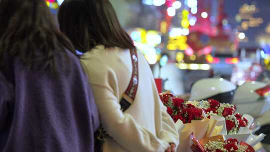 情人节夜晚城市街头卖鲜花