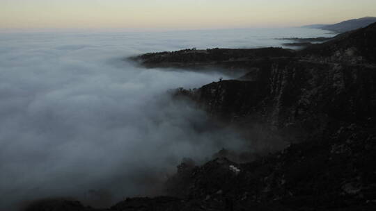 加州蒙特西托上方圣塔伊内斯山脉日出时沿海雾的延时