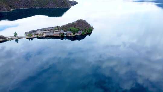 云南泸沽湖大环线：里格半岛走婚桥风景秀丽