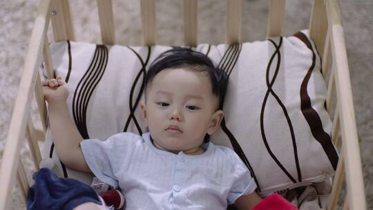 母婴陪伴睡觉宝宝成长