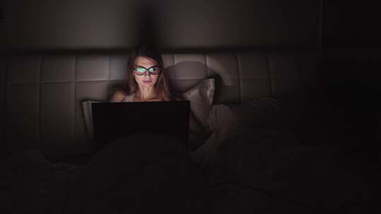 女人，黑发，眼镜，笔记本电脑