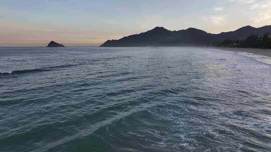 夕阳下的深圳西涌海岸线、沙滩海浪浪花航拍视频素材模板下载