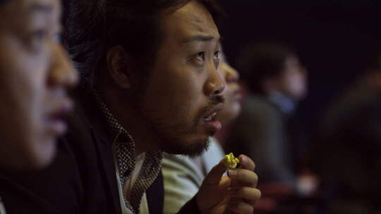 观众在电影院看一部灾难片