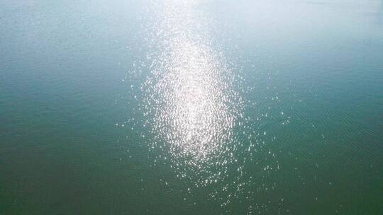 波光粼粼的湖面