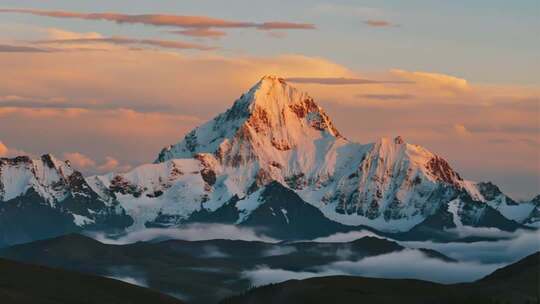 攀登雪山航拍日照金山唯美雪山延时山河ai