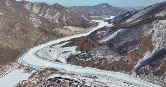 青山沟冬季蜿蜒浑江航拍