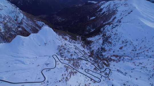 日落时，意大利阿尔卑斯山白雪冬天的吉奥山口