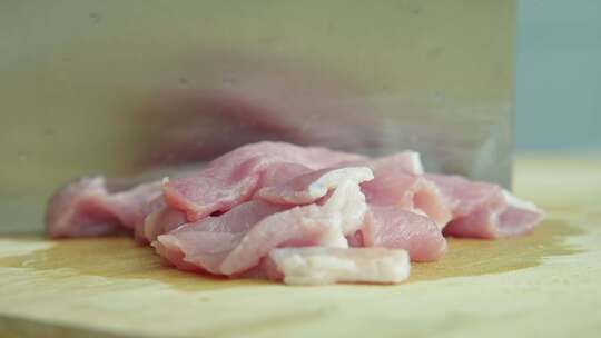 在厨房把猪肉切成小块