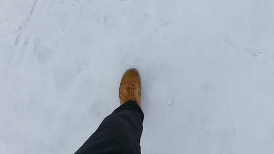 行走在雪地上