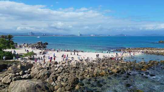 海南三亚蜈支洲岛海岸线上沙滩海浪与游客