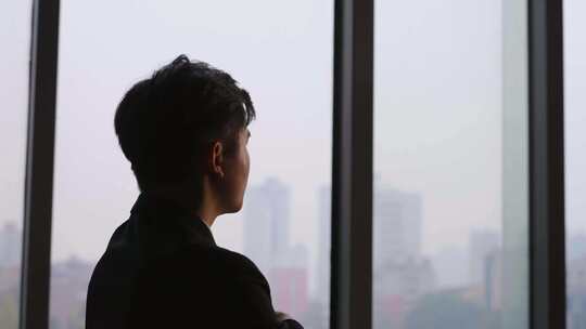 西装商务人士抬头仰望写字楼思考展望合作