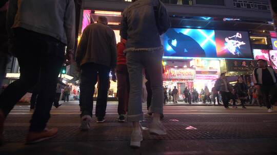 香港人行横道上行走的人