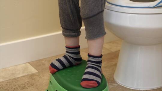 小男孩在洗手间提起裤子