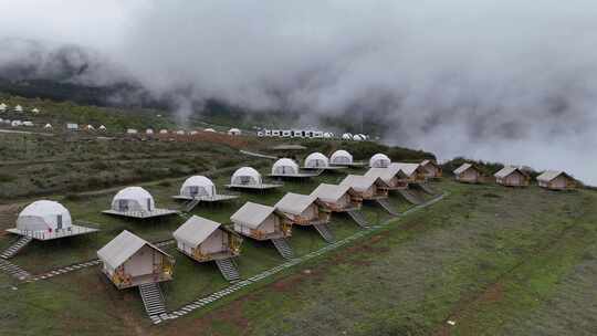 户外露营地帐篷房屋全景