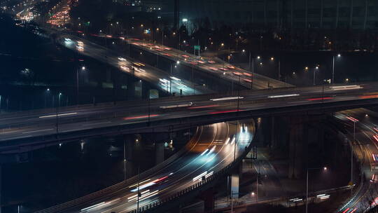 商业区夜晚城市车流