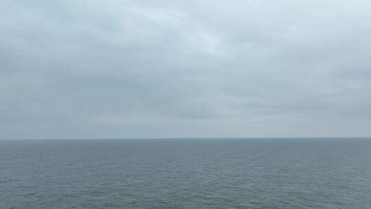 阴天大海航拍海面飞行海平面飞越大海下雨天