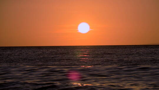 延时海平面上的日落