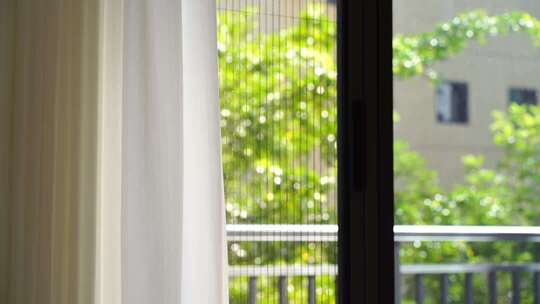 风吹窗帘窗户白色窗帘飘动阳光透过白色窗帘