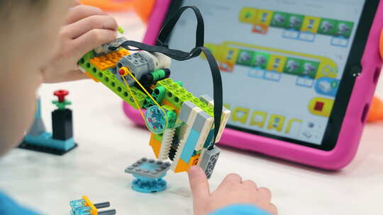孩子们玩乐高并创建可编程机器人