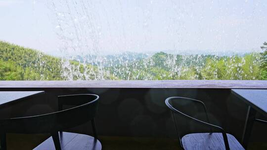 餐馆空座玻璃窗外人工瀑布慢镜头