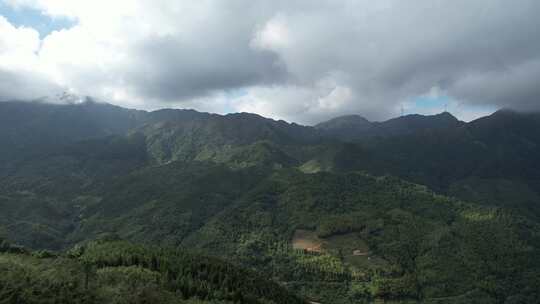 信宜钱排鹿湖顶航拍，高山湖泊，森林大山