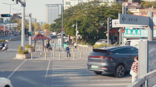 城市道路十字路口行人过马路斑马线