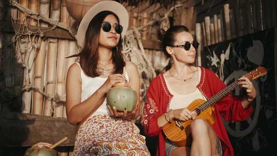 唱歌时弹尤克里里的女人