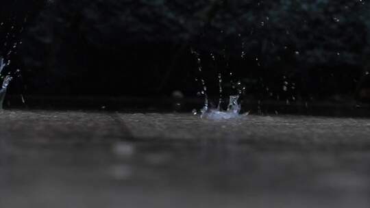 下雨天水面落下的雨滴溅起水花