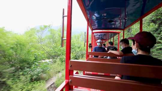 北京双龙峡自然风景区小火车走动的视频素材