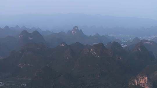 广西桂林山峦山峰喀斯特地貌风光