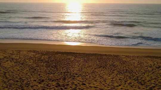 海滩夕阳下的海浪与沙滩