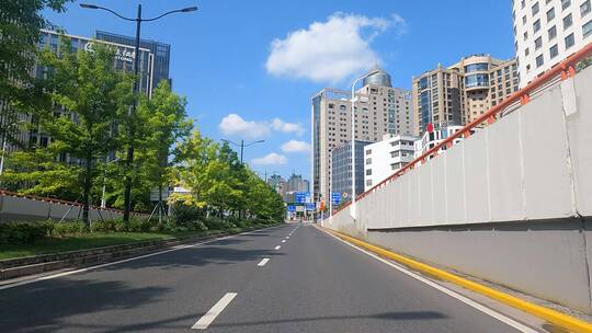 上海封城中的阳光公路路况