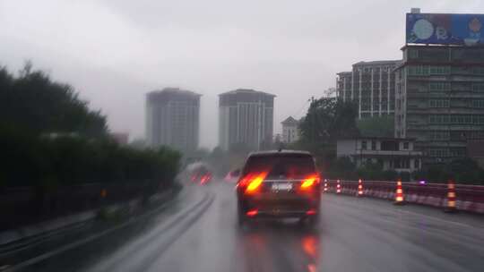 下雨天开车行驶在高速公路暴雨驾驶车辆交通视频素材模板下载