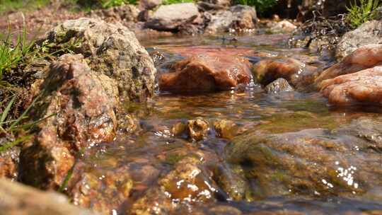春天小河流水，清澈的石头