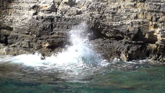 海浪汹涌的海浪 海浪拍打岩石