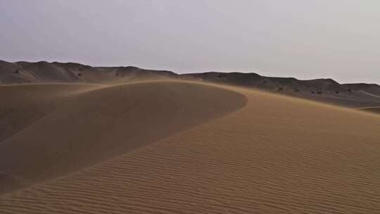 荒漠里的沙丘风吹沙动
