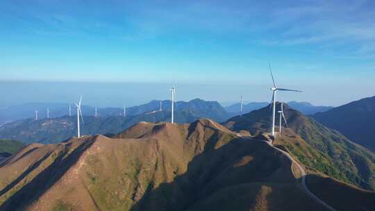 山间风力发电场全景俯瞰