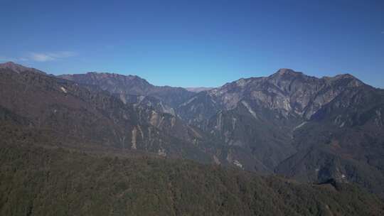 那边有座山