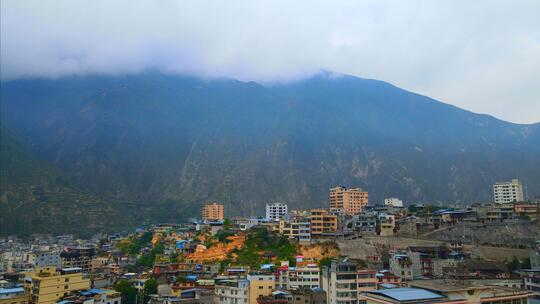 航拍甘南山城清晨山巅的云雾