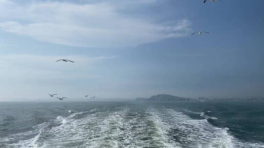 山东蓬莱港口，乘船出海海上游览风光大好