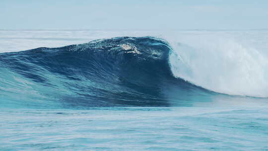 马尔代夫的大玻璃海浪滚动和破裂