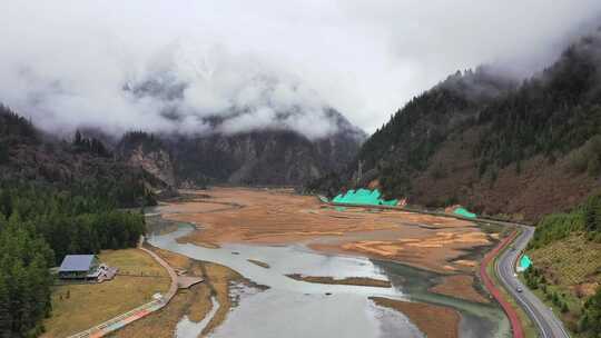 云雾缭绕山间的河流及蜿蜒公路景色