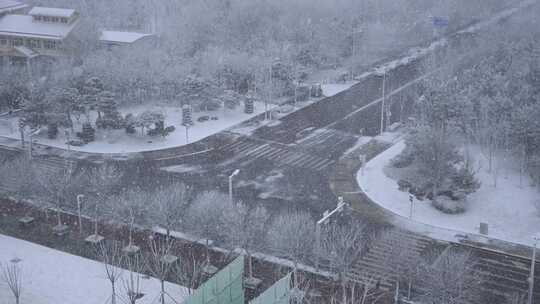 冬季烟台暴风雪中的城市道路车流和建筑