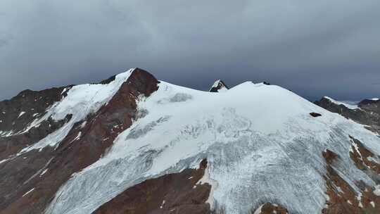 航拍四川甘孜沙鲁里山脉尼登贡嘎雪山