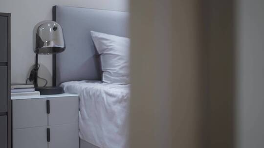 中式合院卧室内高贵舒适的床视频素材模板下载